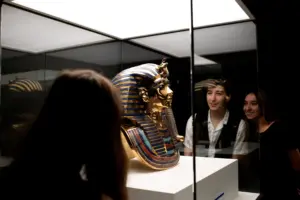 Tutankhamun–kuolinnaamio–The Immersive-Exhibition-tapahtumassa Lapset leikkimässä legoilla LEGO® Jurassic World: The Exhibition -tapahtumassa.
