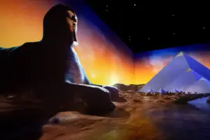 Sfinksi-Gizan-pyramidit-Tutankhamun–The-Immersive-Exhibition Lapset leikkimässä legoilla LEGO® Jurassic World: The Exhibition -tapahtumassa.